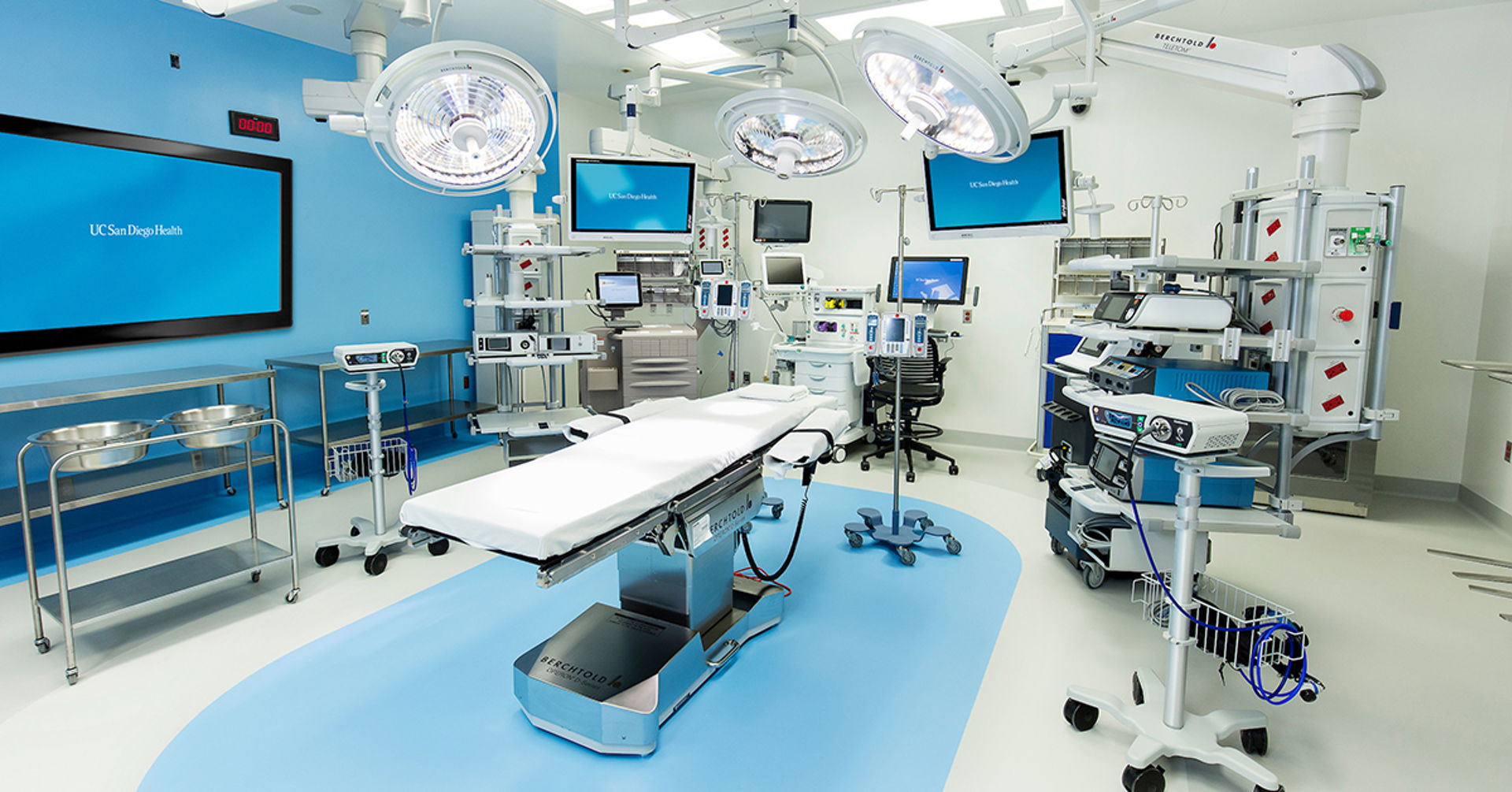 A state-of-the-art surgery room at Jacobs Medical Center at UC San Diego Health where advanced spine and neurological care meets innovation and precision. Photo credit: Kyle Dykes, UC San Diego Health